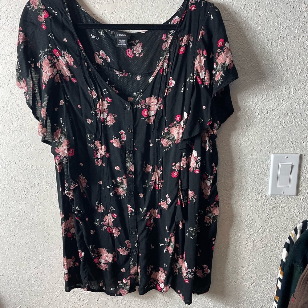 Torrid Black Floral Button Front Flutter Sleeve B… - image 3